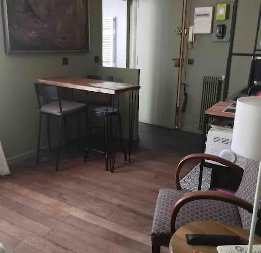 Cosy Nest In Montmartre